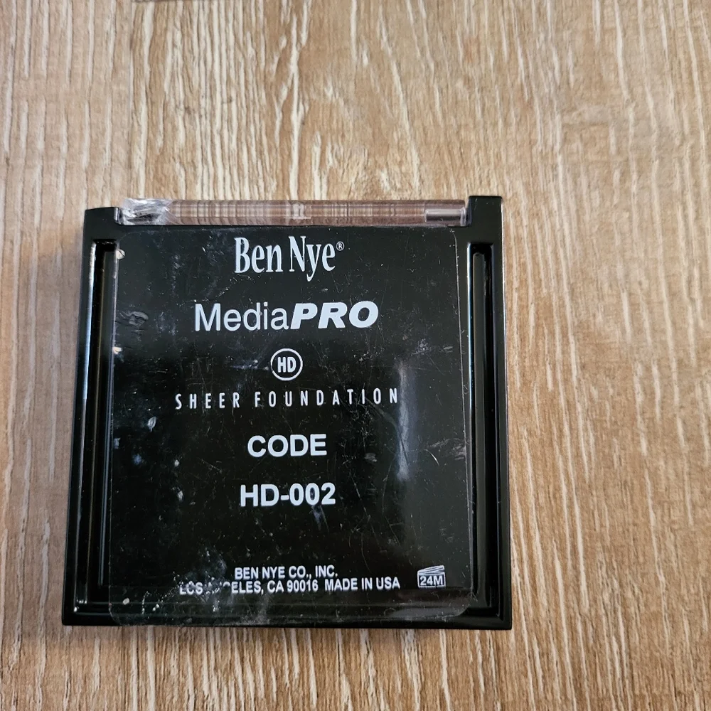 Ben Nye Media Pro Sheer Foundation Code HD-002 - Picture 2 of 3